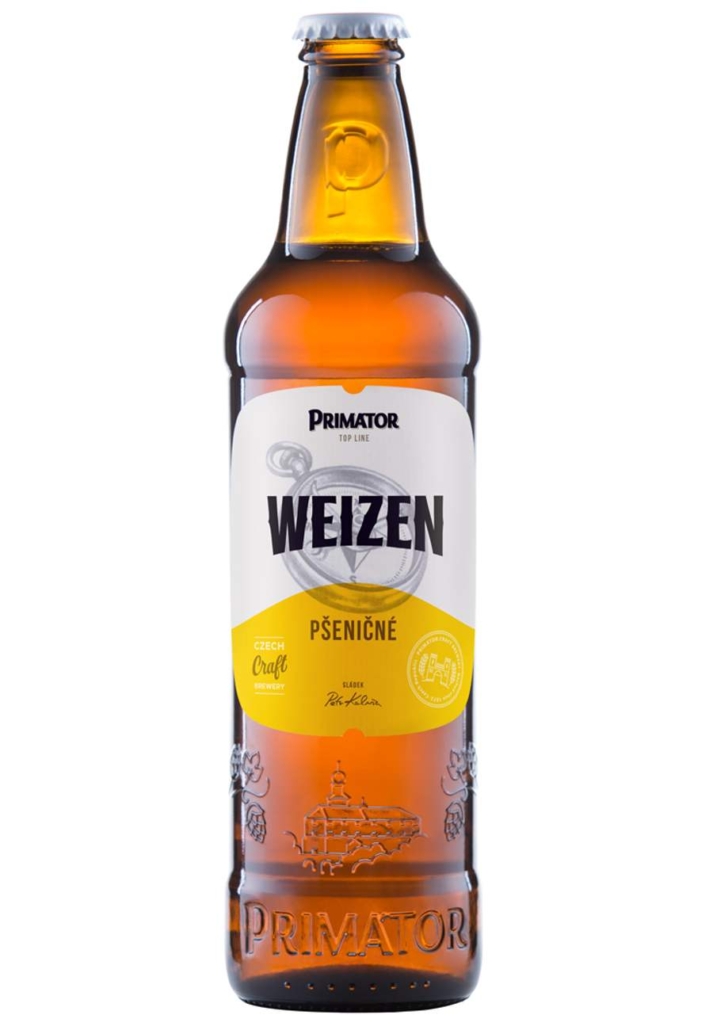 Láhev piva Primátor Weizen s pšeničným pivem typu weizen na etiketě