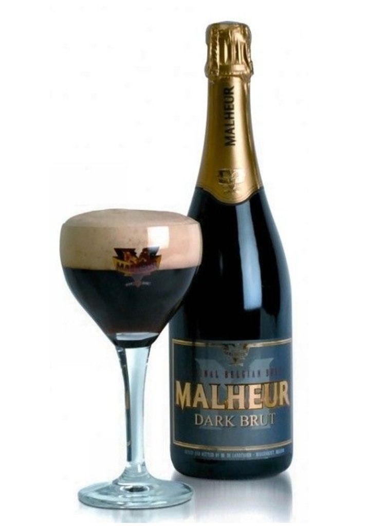 Láhev belgického piva Malheur Dark Brut nalitá do skleničky