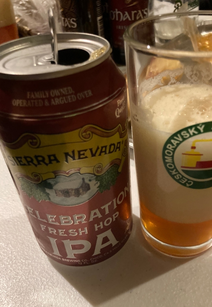 Plechovka a sklenice piva Sierra Nevada Celebration IPA