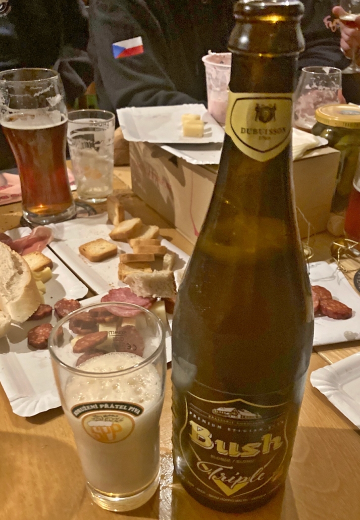 Degustace piva Bush Tripel u stolu s belgickými sýry a uzeninami