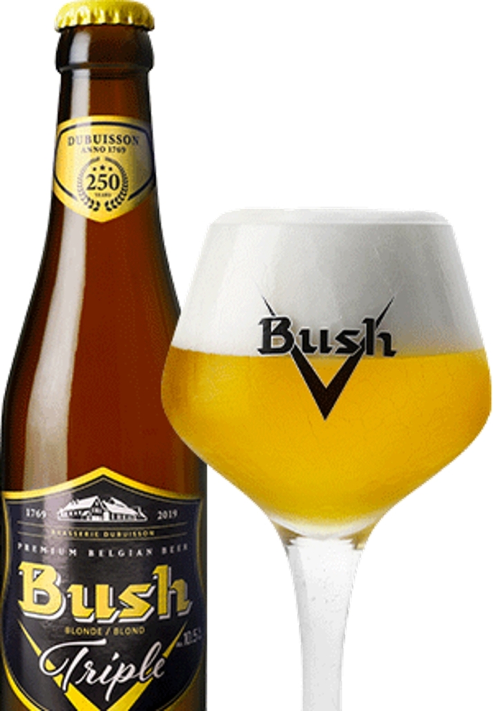 Láhev piva Bush Tripel od pivovaru Dubuisson vedle skleněné sklenice s pivem