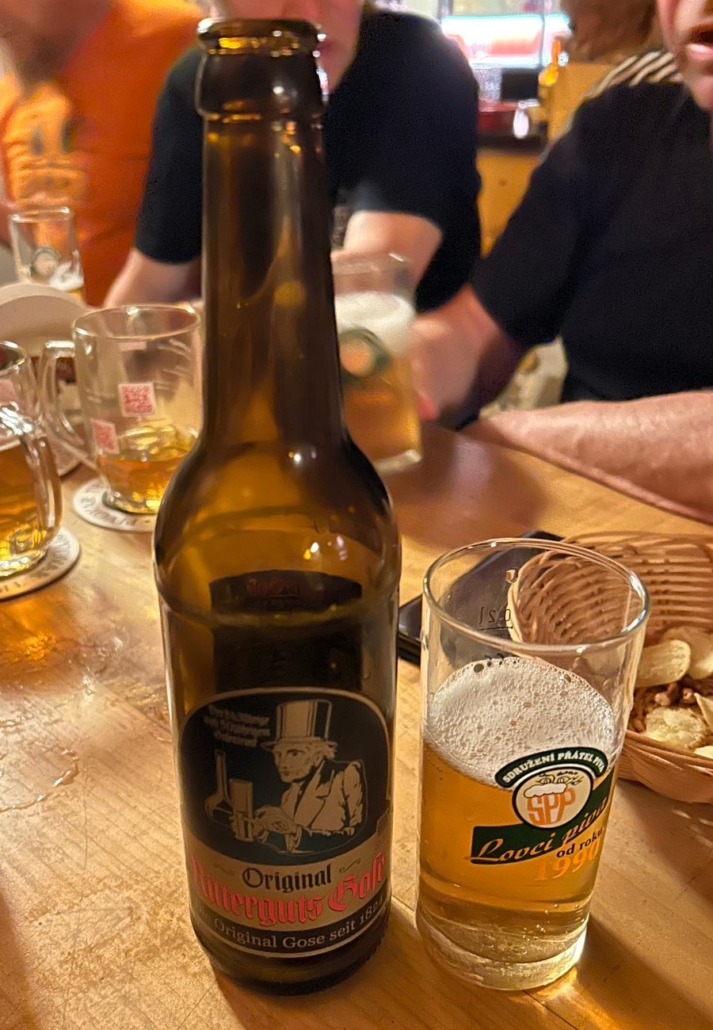 Pivo Godecke's Döllnhazer Ritterguts Gose podávané v baru vedle sklenice s pěnou