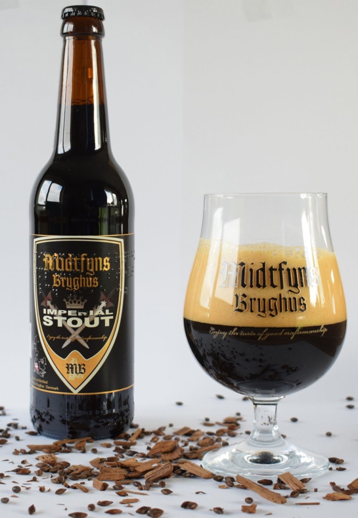 Lahev a sklenice piva Midtfyns Imperial Stout obklopené kakaovými boby