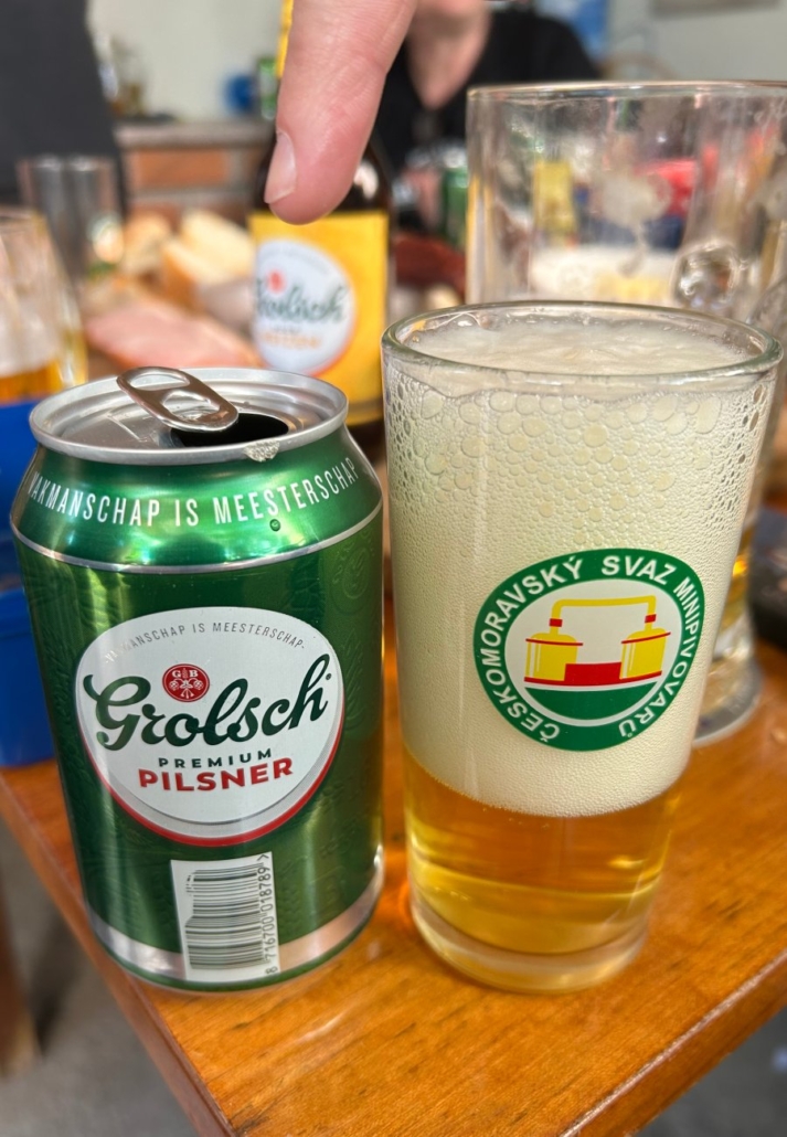 Nalévání piva Pilsner Grolsch do sklenice