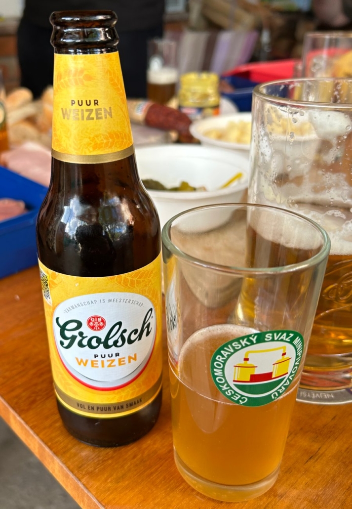 Lahev piva Pšenice Grolsch Weizen na stole