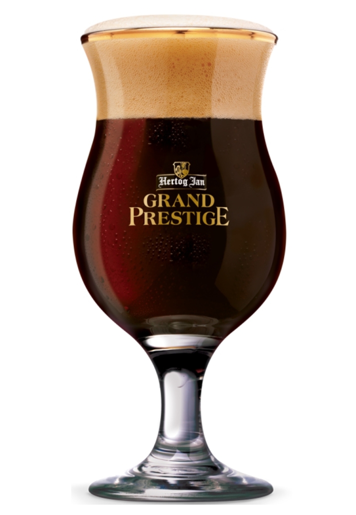Pivo Hertog Jan Grand Prestige Quadrupel ve sklenici s bohatou pěnou