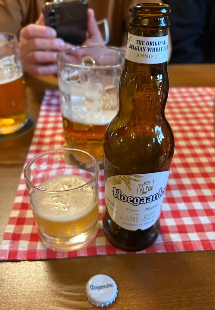 Pivo Hoegaarden Witbier v hospodě u stolu