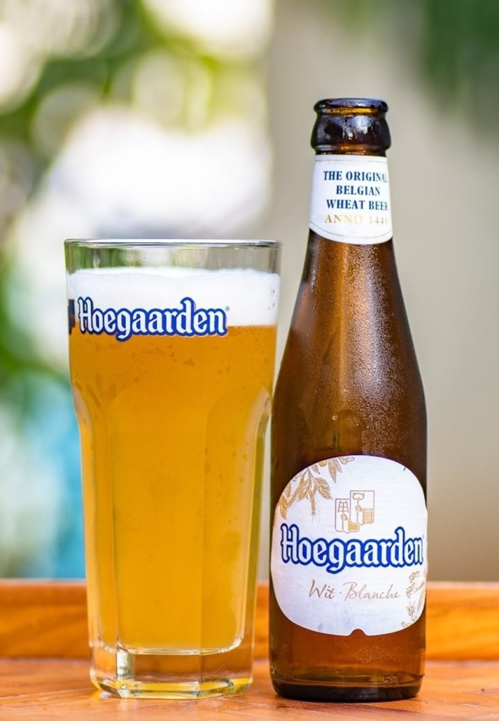 Lahev piva Hoegaarden Witbier v přírodě
