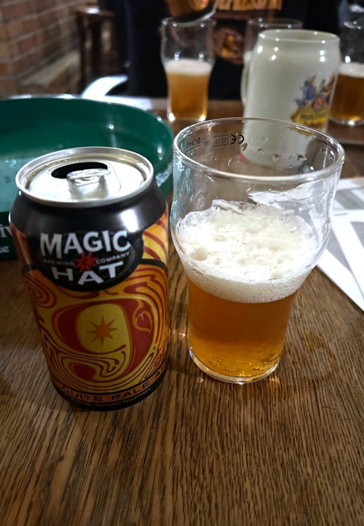 Plechovka a sklenice piva Magic Hat Pala Ale
