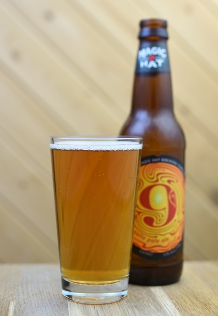 Pivo Magic Hat Pala Ale v lahvi a sklenici