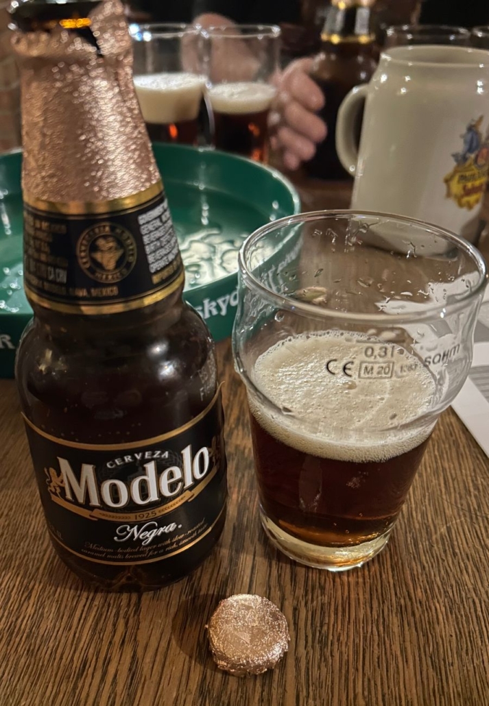 Modelo Negro nalité ve sklenici s krémovou pěnou