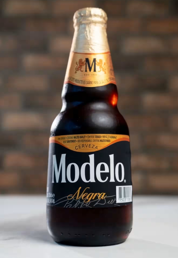 Lahev piva Modelo Negro od pivovaru Grupo Modelo