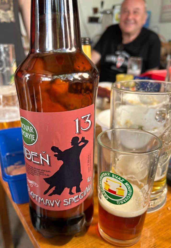Pivo vídeňský ležák Řeporyje – lahev a čepované pivo v minipivovaru