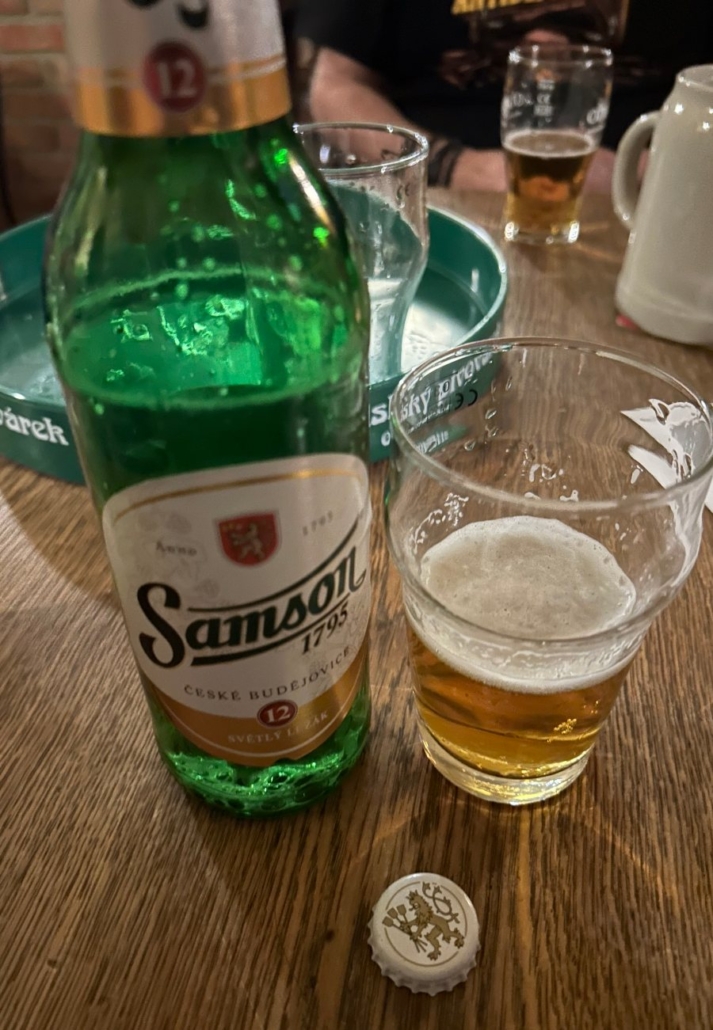 Vychlazené pivo Samson ležák nalévané do sklenice v hospodě